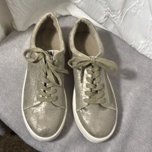 Coconuts by Matisse tennis shoes women’s 9.5 sneakers metallic color‎